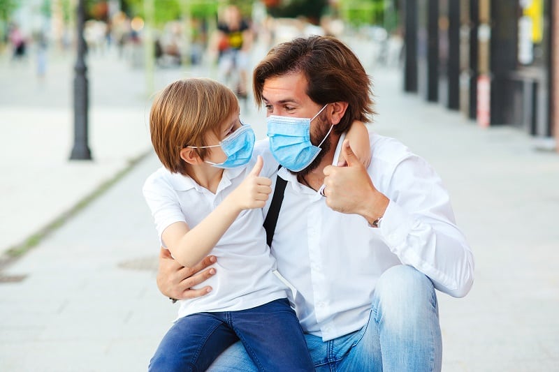 Padre e hijo con la mascarilla puesta