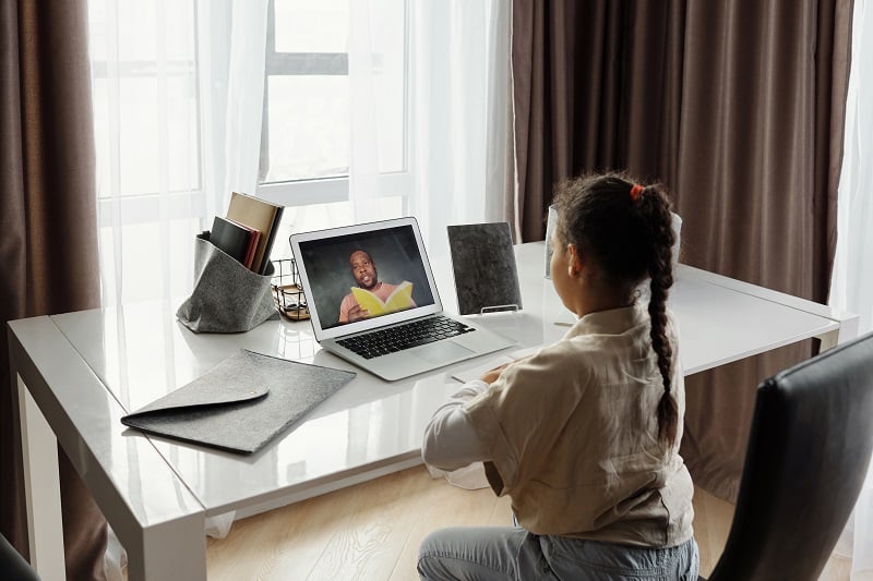 Una niña atiende a una clase online 