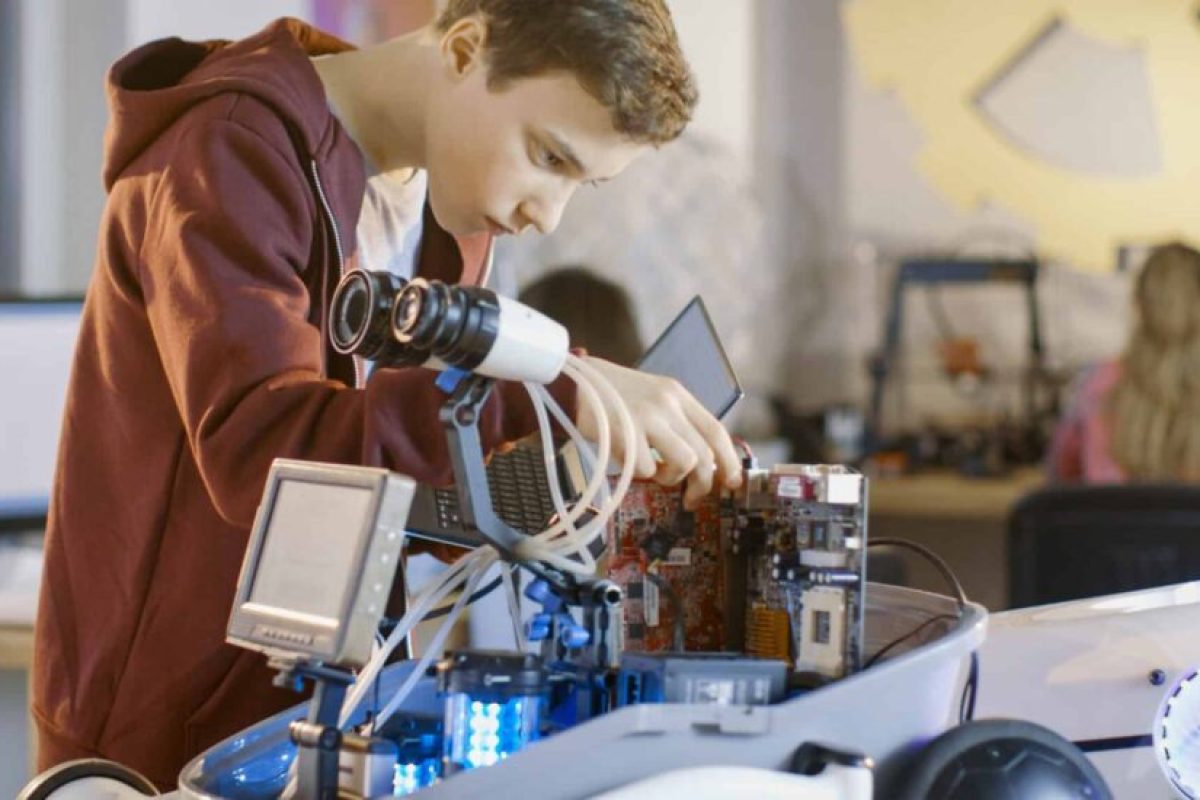 Una extraescolar online para formar en tecnología a jóvenes de 10 a 18 años shutterstock 695764828 scaled 1