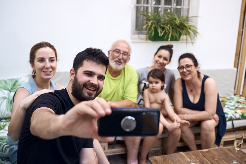 Reunión Familiar Que Termina En Selfie. Figuras De Apego Familiar. 