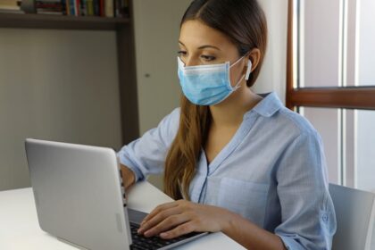 Formación online docente mujer con mascarilla frente al ordenador