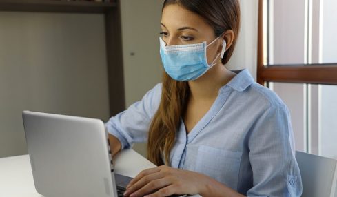 Formación online docente mujer con mascarilla frente al ordenador