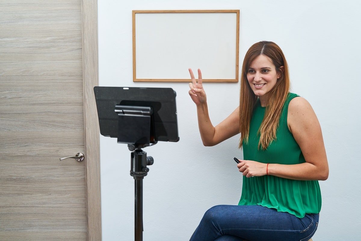 5 razones para grabar las clases online Una profesora graba sus clases online