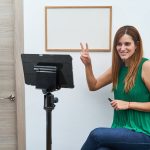 Una profesora graba sus clases online