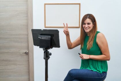 Una profesora graba sus clases online