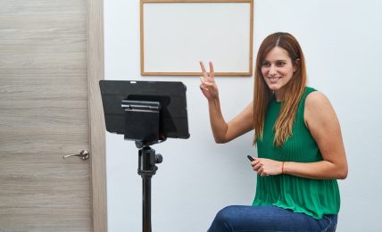 Una profesora graba sus clases online