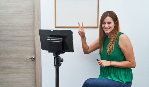 Una profesora graba sus clases online