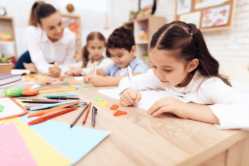 Una Profesora En Clase Con Niños. 