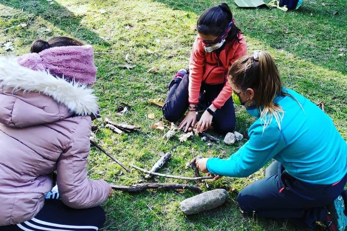Educar fuera del aula, una oportunidad para combatir el coronavirus Jugando con palos-educación al aire libre
