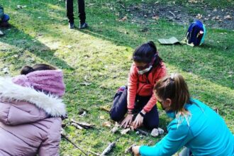 Jugando con palos-educación al aire libre