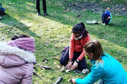 Jugando con palos-educación al aire libre