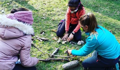 Jugando con palos-educación al aire libre