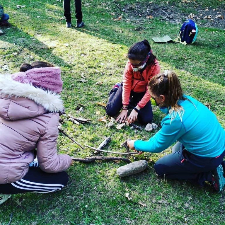 Jugando con palos-educación al aire libre