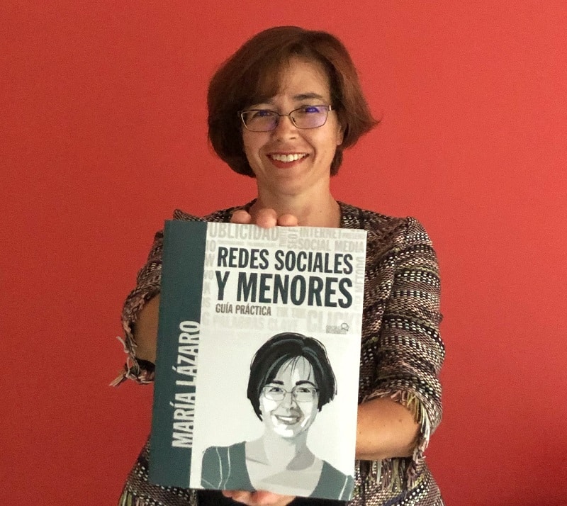 María Lázaro, autora del artículo sobre Sharenting muestra su libro 'Redes Sociales y menores, guía práctica'. 