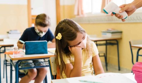 consecuencias de llevar niños enfermos al cole