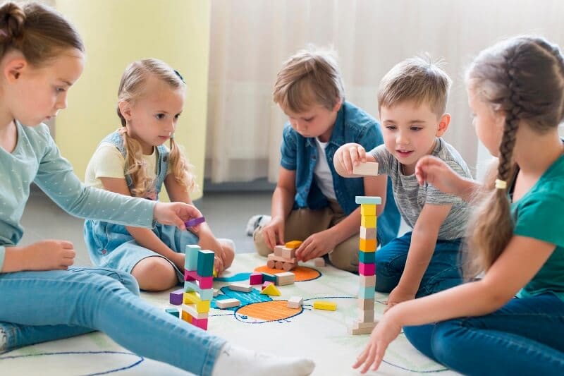 Niños Jugando Juntos En Clase - Alumnos Tea Con Sus Compañeros