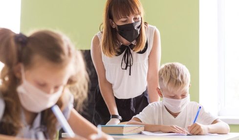 Profesora Y Alumnos Con Mascarilla En El Aula