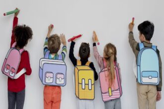 niños en la escuela trabajo colaborativo