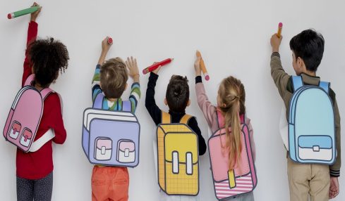 niños en la escuela trabajo colaborativo
