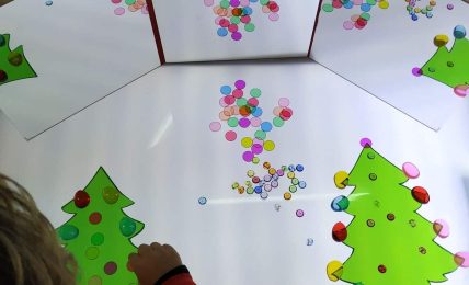 Mesa de luz en el aula de Infantil
