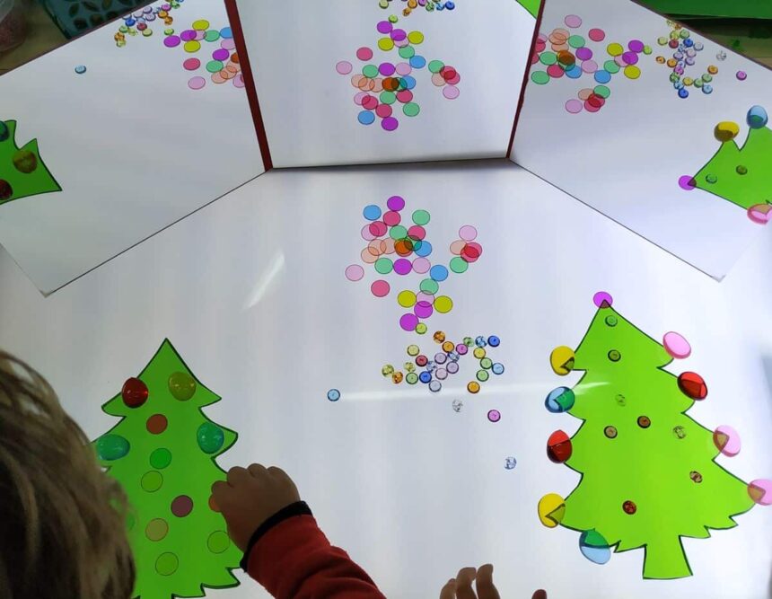 Mesa de luz en el aula de Infantil