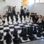 Niños aprenden matemáticas con Ajedrez