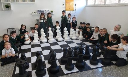 Niños aprenden matemáticas con Ajedrez