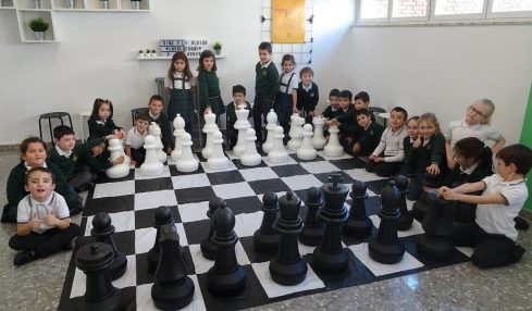 Niños aprenden matemáticas con Ajedrez