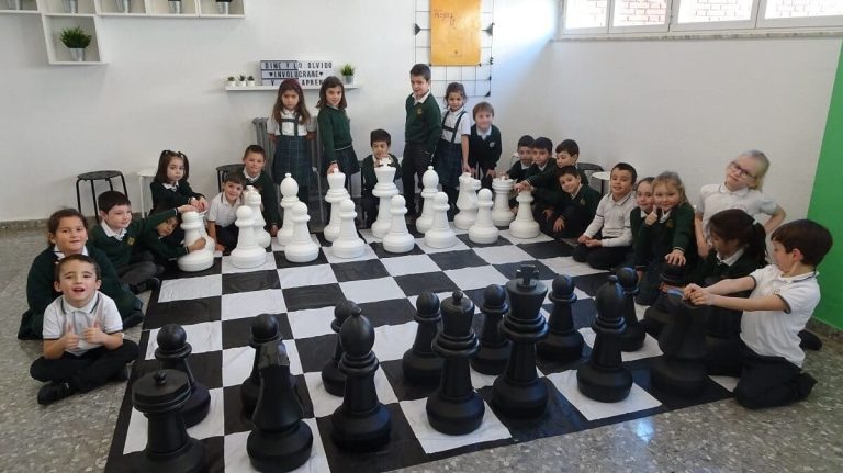 Niños aprenden matemáticas con Ajedrez