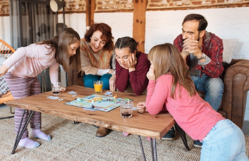 Familia jugando a juegos de mesa navideños