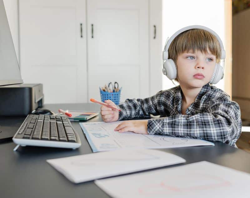 Un Niño Pequeño Se Distrae En Una Clase Online - Educación Presencial