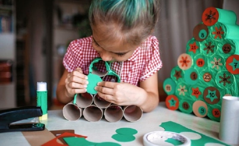 Ninos Haciendo Calendario Adviento Navideno Artesanal Rollos Papel Higienico Casa 73664 404 1