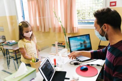Profesor con mascarilla en clase
