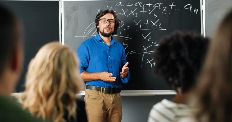 Profesor De Secundaria Imparte Clase - La Docencia, Una De Las Profesiones Más Demandadas