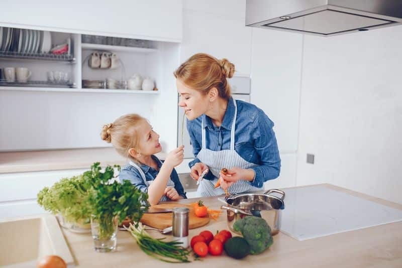 Enseñar a los hijos a cocinar es un ejemplo de hacerlos independientes. Método Montessori. 