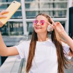 joven adolescente se graba con el móvil mientras baila tiktok