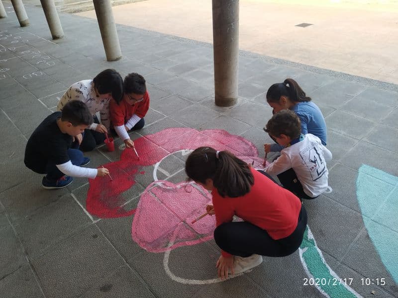 Los Alumnos Hacen Educación Plástica En Inglés