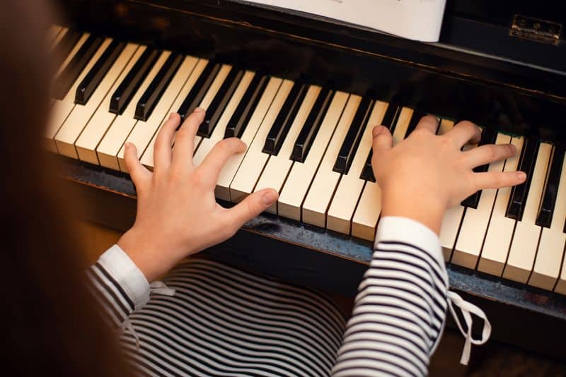 Una niña toca el piano. Educación Musical 5.0. 