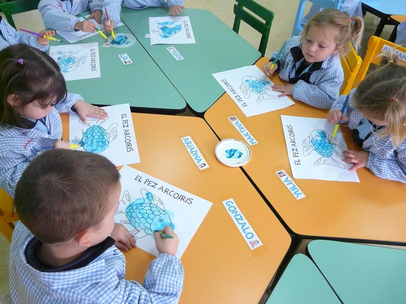 Niños coloreando Proyecto Cachorros