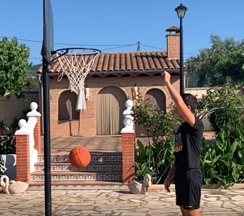 Estudiante de bachillerato a distancia aprende sobre ciencia con el baloncesto