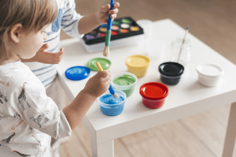 Niño pintando mandala