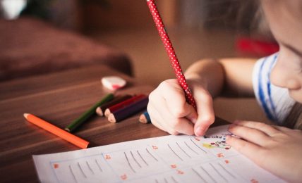 niño escribiendo