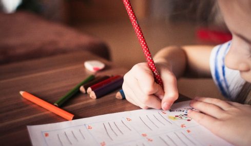 niño escribiendo