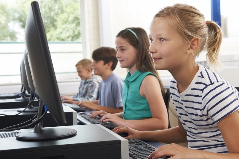 niños ordenador  usar el libro digital