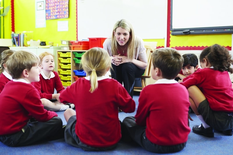 Maestra con niÃ±os en clase
