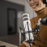 una mujer graba un podcast