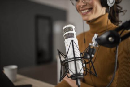 una mujer graba un podcast