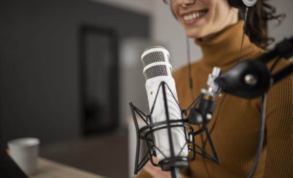una mujer graba un podcast