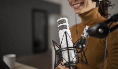 una mujer graba un podcast