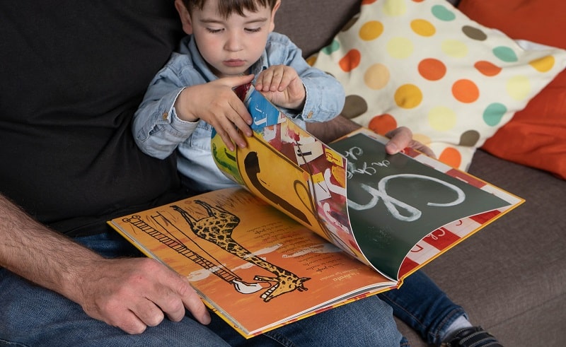 Niño leyendo abecedario marino